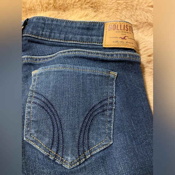 Woman’s distressed Holister boot cut jeans - Picture 3 of 4